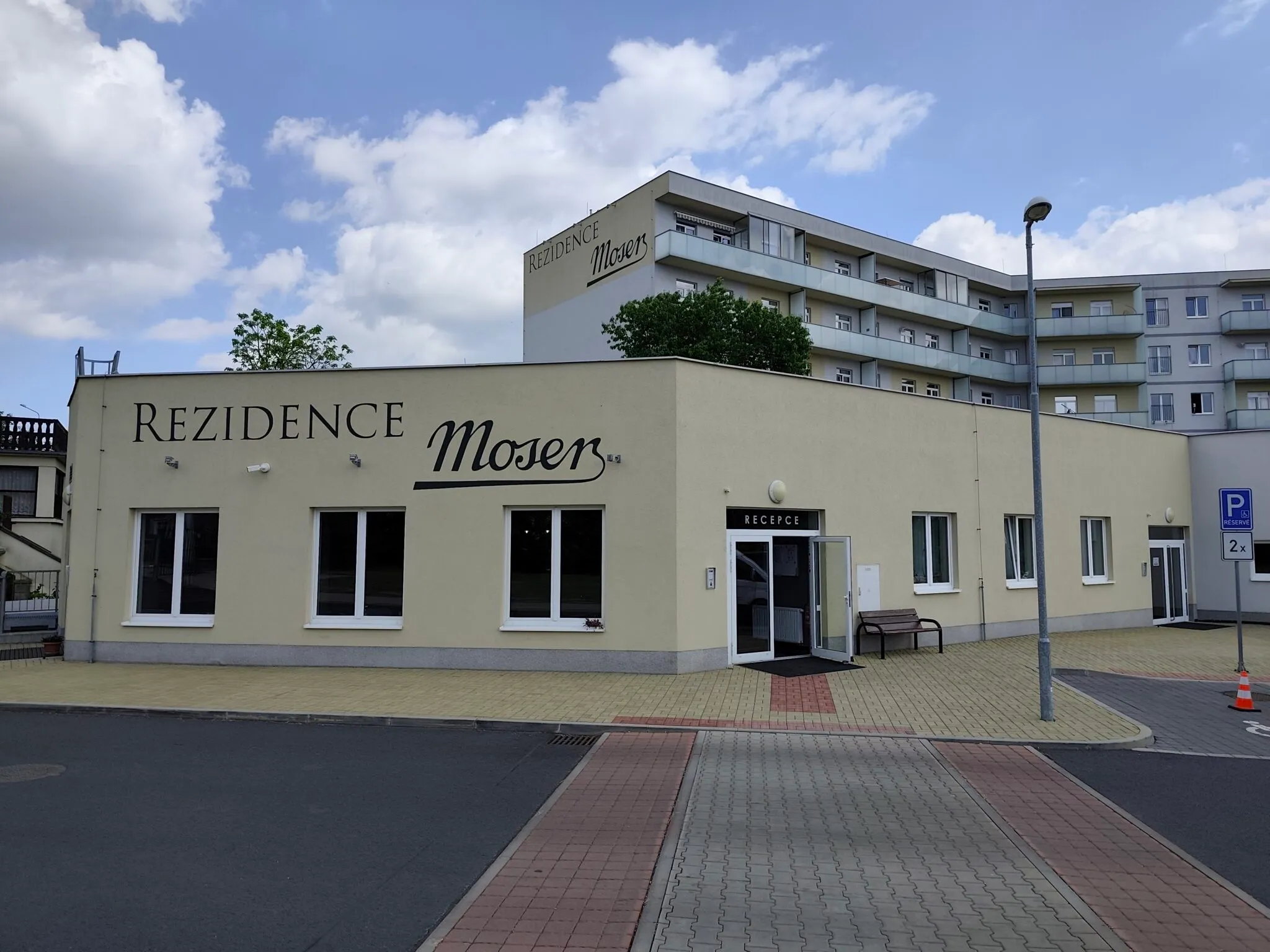 Budova Rezidence Moser z ulice
